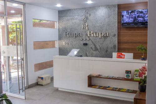 un café avec un panneau sur le mur dans l'établissement Hotel Rupa Rupa, à Tingo María