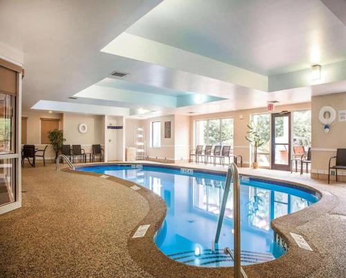 uma grande piscina num quarto de hotel em Comfort Suites West Warwick - Providence em West Warwick