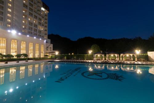 ein großer Pool vor einem Gebäude in der Nacht in der Unterkunft Kensington Hotel Pyeongchang in Pyeongchang
