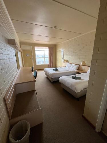 um quarto de hotel com duas camas e uma janela em Opal Inn Hotel, Motel, Caravan Park em Coober Pedy