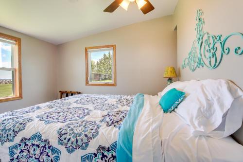 sypialnia z łóżkiem i wentylatorem sufitowym w obiekcie Cozy Waterfront Home on the Bay of Green Bay! w mieście Oconto