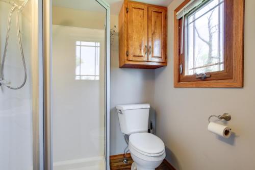 W łazience znajduje się toaleta i przeszklony prysznic. w obiekcie Cozy Waterfront Home on the Bay of Green Bay! w mieście Oconto