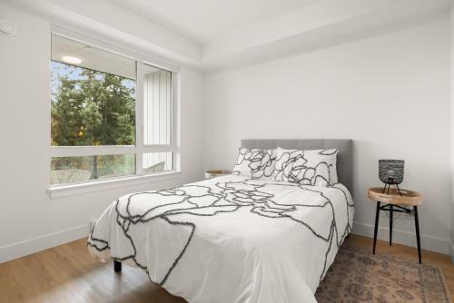 um quarto branco com uma cama e uma janela em The Belmont by IRIS PROPERTIES! em Victoria