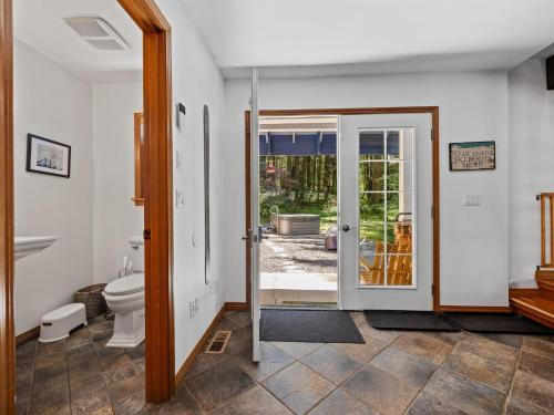 Bilik mandi di Landen Lodge - Meredith Lodging
