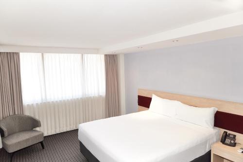 Ένα ή περισσότερα κρεβάτια σε δωμάτιο στο Central Studio Hotel Sydney