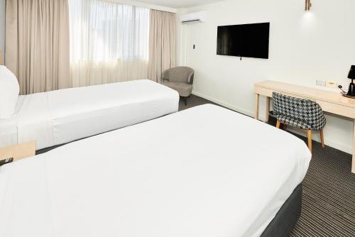 Ένα ή περισσότερα κρεβάτια σε δωμάτιο στο Central Studio Hotel Sydney