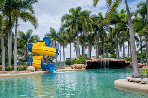 Bazén v ubytování Tasman Holiday Parks - Rollingstone nebo v jeho okolí