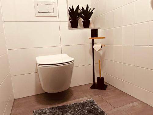ein Badezimmer mit einem WC und einem Teppich in der Unterkunft Cologne LUXE Living: Opulent Elegance Unleashed in Köln