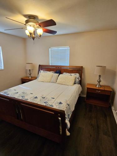 - une chambre avec un lit et un ventilateur de plafond dans l'établissement Necessary Retreat, à Orlando
