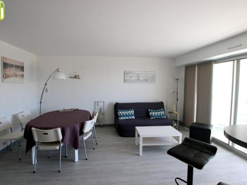 un salon avec un canapé et une table dans l'établissement Appartement T3 au centre, 5 couchages, parking, plage à 70m - FR-1-364-108, à Saint-Brévin-les-Pins