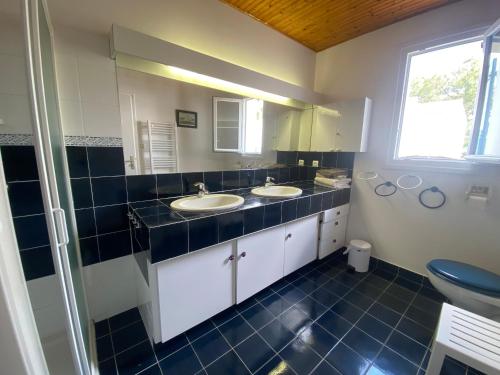 une salle de bain avec deux lavabos et un WC dans l'établissement Maison de vacances au calme à 50m de la plage, La Tranche-sur-Mer - FR-1-22-299, à La Tranche-sur-Mer