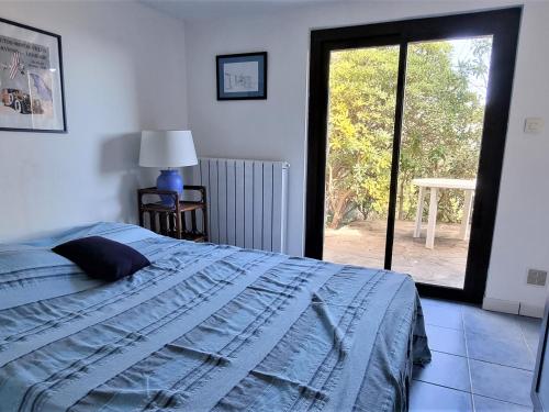 滨海巴纽尔斯Villa méditerranéenne, vue mer, accès crique, Banyuls-sur-Mer - FR-1-309-293的一间带床和大滑动玻璃门的卧室