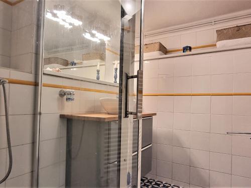 滨海巴纽尔斯Villa méditerranéenne, vue mer, accès crique, Banyuls-sur-Mer - FR-1-309-293的浴室里有玻璃门的淋浴间