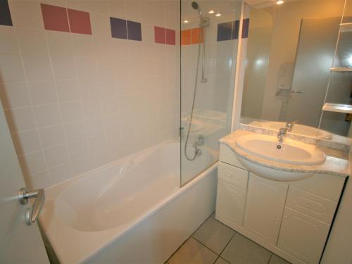 une salle de bain avec une baignoire, un lavabo et une douche dans l'établissement Appartement T2 avec piscine, proche plage et centre, La Tranche sur Mer - FR-1-22-316, à La Tranche-sur-Mer