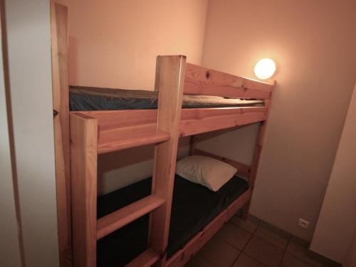 - deux lits superposés dans une petite chambre dans l'établissement Appartement T2 avec piscine, proche plage et centre, La Tranche sur Mer - FR-1-22-316, à La Tranche-sur-Mer