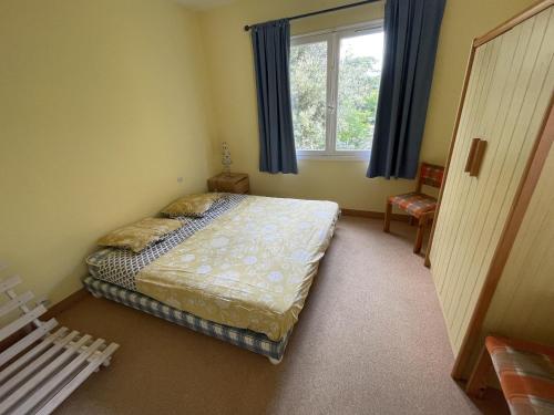 ein Schlafzimmer mit einem Bett und einem Fenster in der Unterkunft Maison lumineuse avec jardin près de la plage - 4 couchages, quartier calme, St Brévin L'Océan - FR-1-364-136 in Saint-Brevin-les-Pins