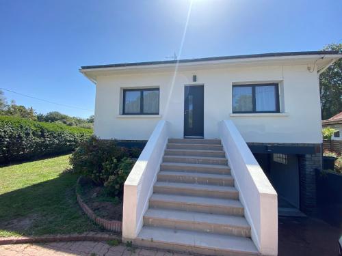 Cette maison blanche est accessible par des escaliers. dans l'établissement Rez-de-chaussée rénové avec jardin clos, à 1,6 km de la plage, idéal pour 2 adultes et 2 enfants - FR-1-364-142, à Saint-Brévin-les-Pins