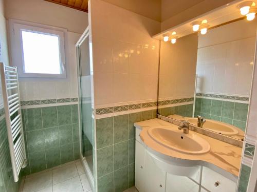 une salle de bain avec un lavabo et un miroir dans l'établissement Maison Familiale Idéale : Proche Mer et Centre, Calme, Terrasse, 8 Pers, WiFi, Garage - FR-1-231-275, à Bretignolles-sur-Mer