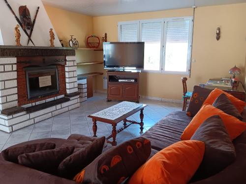 un salon avec un canapé et une cheminée dans l'établissement Villa Tout Confort avec Jardin, Proche Plage - FR-1-476-208, à La Faute-sur-Mer