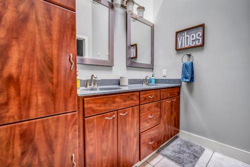 拉克罗斯4br Ideal For Groups 4 Blocks To La Crosse Cntr的一间带木制橱柜和水槽的浴室