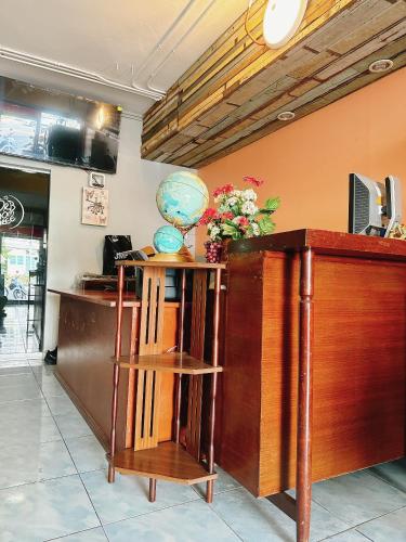 a counter with a vase on top of it at ห้องพักโอบอ้อมอารีย์ Orb Aom Aree in Hua Hin