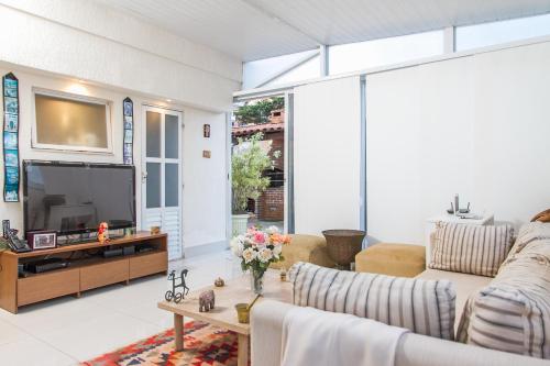 sala de estar con sofá y TV en 3BDR Duplex Penthouse Ipanema Private Pool with marvelous views, en Río de Janeiro