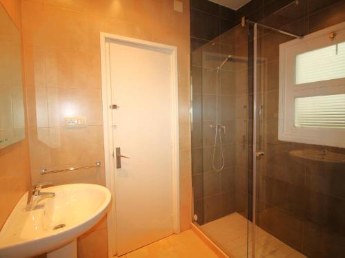 La salle de bains est pourvue d'une douche et d'un lavabo. dans l'établissement Apartamento Llançà, 3 dormitorios, 6 personas - ES-228-37, à Llançà