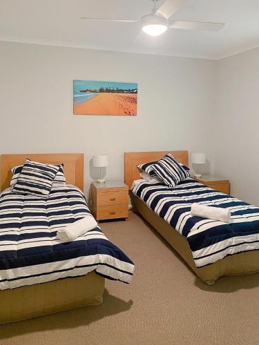 Postel nebo postele na pokoji v ubytování Unit 25 - Avoca Palms Resort, superb 3 bedroom apartment!