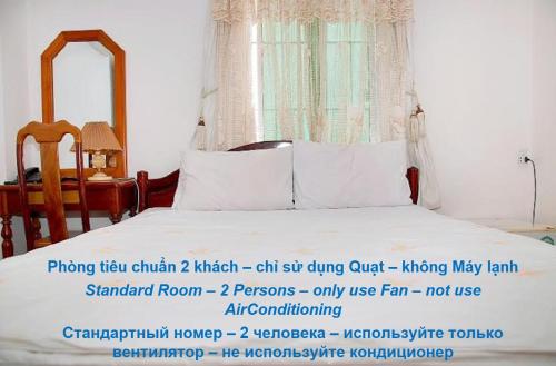 Cartel de una cama en un dormitorio en Blue Sea 01 Hotel, en Nha Trang