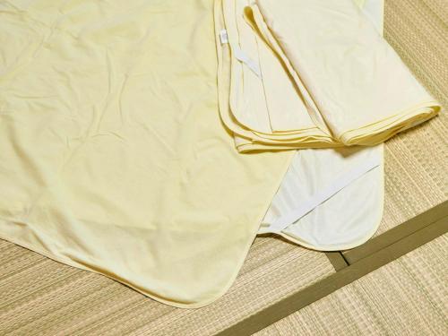 un par de pantalones blancos sentados en el suelo en Kokoyui Guest House Shingu - Vacation STAY 03207v en Shingu
