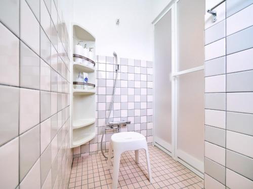 un pequeño baño blanco con taburete. en Kokoyui Guest House Shingu - Vacation STAY 03207v en Shingu