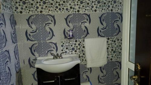 łazienka z umywalką i zasłoną prysznicową w obiekcie Royal Island Breeze Resort SL w mieście Freetown