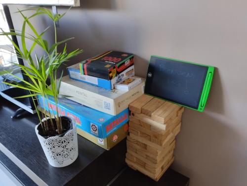 una pila di libri seduti sopra un tavolo di Verde Almagro dos cuartos a Buenos Aires