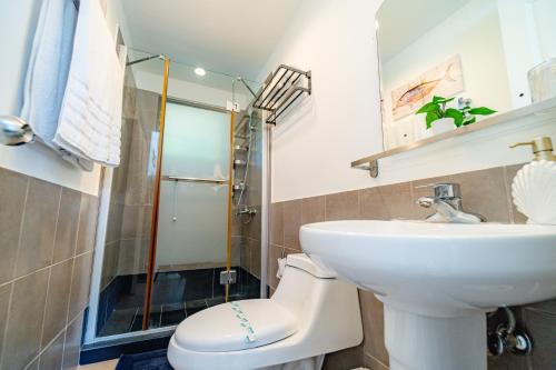 Bilik mandi di A Guest Dream Villa Blue at Punta Cana Village