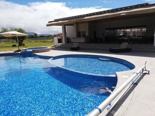 Πισίνα στο ή κοντά στο Your Serene Family Oasis Cheerful 4 Bedrooms Cabin With Pool