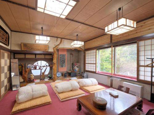 伊達市にあるSawa no Yado Kinsenkaku - Vacation STAY 45272vのテーブルと椅子、窓が備わる広い客室です。