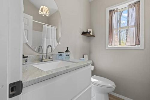 une salle de bain blanche avec un lavabo et des toilettes dans l'établissement Baca Cabin Near Compton, Ponca, Buffalo River, Trails, à Compton