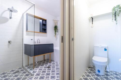 蘇塞克斯入口的住宿－蒂爾海濱度假屋，一间带水槽和卫生间的浴室