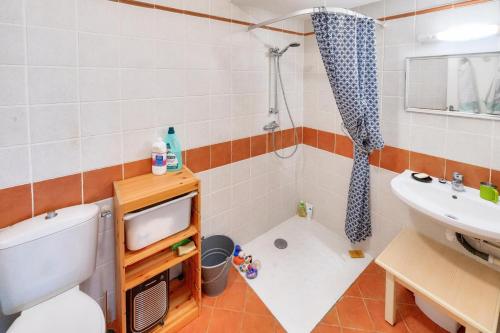 une salle de bain avec toilettes et lavabo dans l'établissement Résidence Les Chalets de Puy Saint Vincent - maeva Home - Studio 4 personnes - Sélection MAE-9031, à Narreyroux