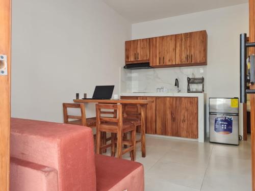 eine Küche mit einem Tisch, Stühlen und einer Theke in der Unterkunft Rivera Suites El Girasol - Puerto López in Puerto López