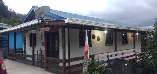 Kampong KundassanにあるIDZ Jb ISLAM Houseの衛星を上に置いた家