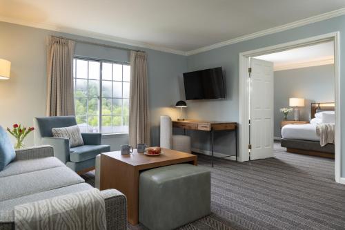 een hotelkamer met een bed en een woonkamer bij Meadowbrook Inn in Blowing Rock