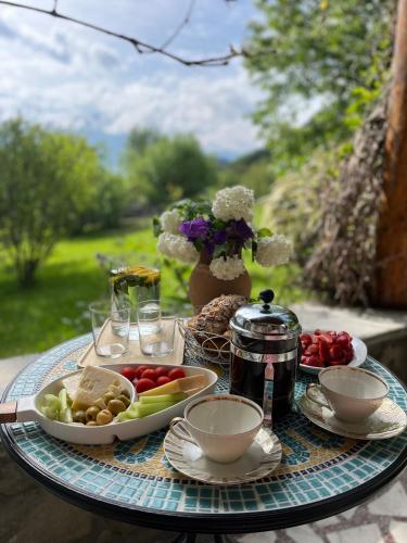 un tavolo con un vassoio di cibo su un tavolo di Villa Alba by Akasha Retreat a Bran