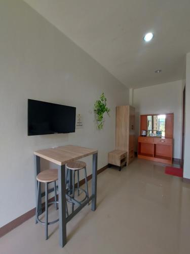 a living room with a table and two stools at RGE Hotel in Belen