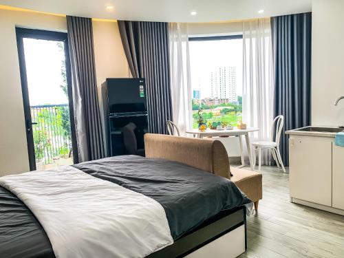 a bedroom with a bed and a kitchen and a table at Green Line Long Bien - Serviced Apartment - Ngoc Thuy - Hanoi in Hanoi
