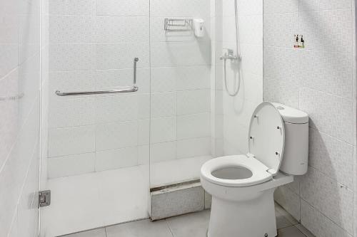 Ванная комната в RedDoorz near Mitra Plaza Kota Banjarmasin