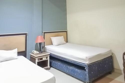 Кровать или кровати в номере RedDoorz near Mitra Plaza Kota Banjarmasin