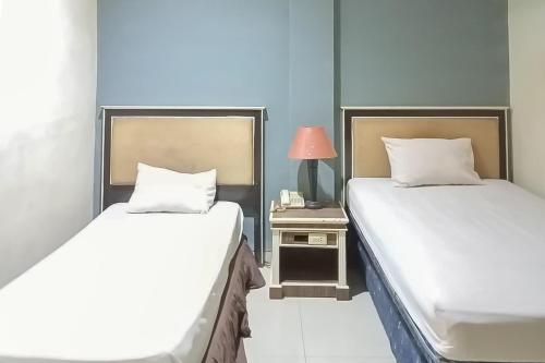Кровать или кровати в номере RedDoorz near Mitra Plaza Kota Banjarmasin