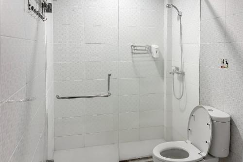 Ванная комната в RedDoorz near Mitra Plaza Kota Banjarmasin