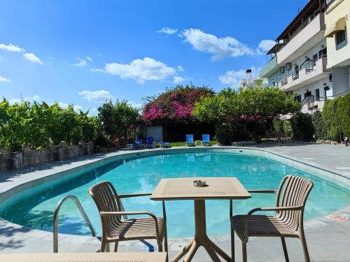 Swimmingpoolen hos eller tæt på Eva Ivoni apartments